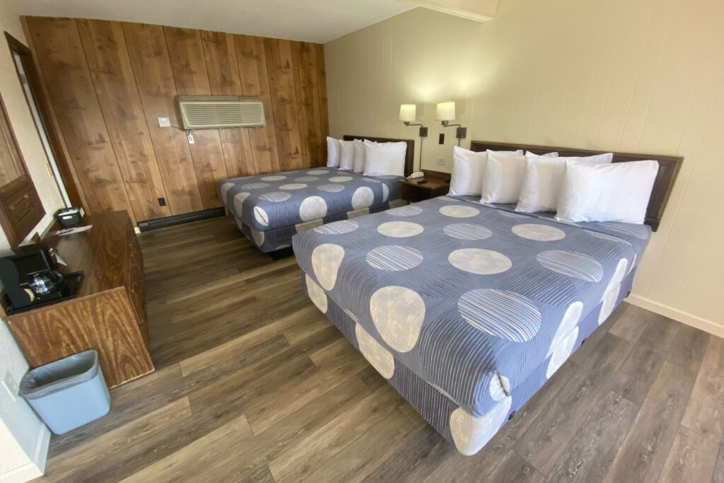 Two Queens Room - Double Queens - Waterway Inn Indian River MI